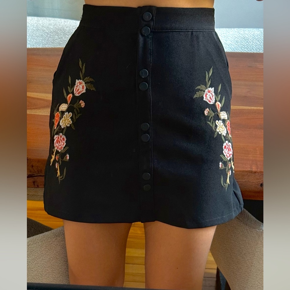 3/$25✨Vintage Black Floral Embroidered High-Waisted Mini Skirt – with pockets